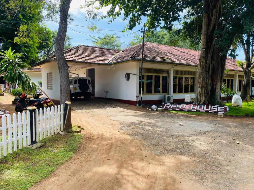 ホテル Resthouse Vavuniya エクステリア 写真
